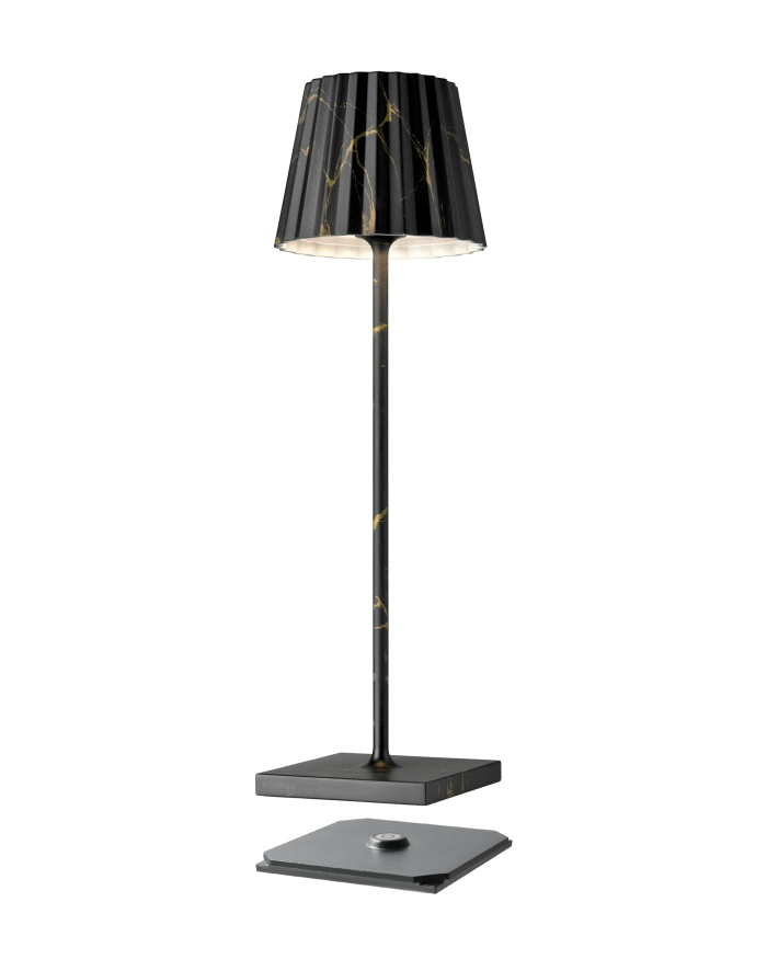 lampe-dexterieur-noir-et-or.webp