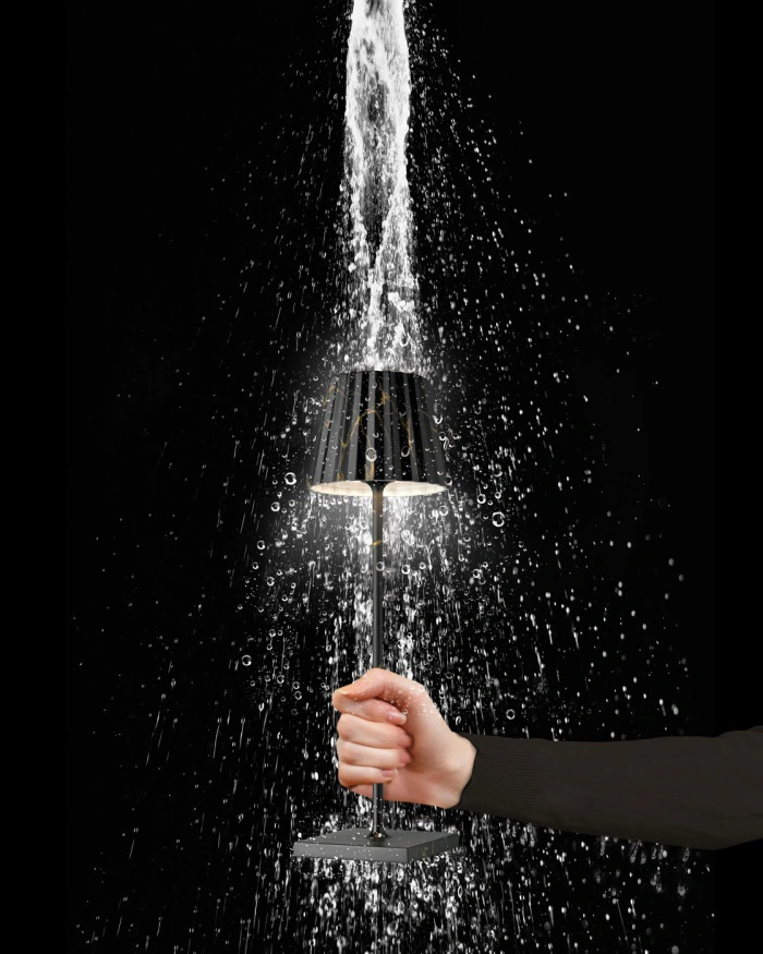 lampe-dexterieur-noir-et-or-2.webp